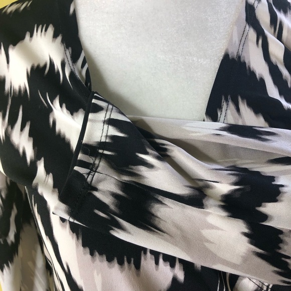 New Woman’s Jennifer Lopez V Necked Top! NWOT!! - Picture 7 of 11